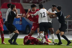Chùm ảnh U-20 Indonesia 'đá bóng như đánh võ' với Fiji
