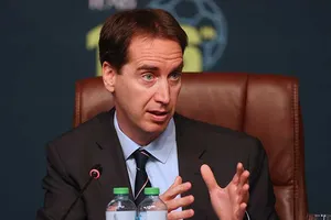 Anh có thể dùng quyền lực ngăn chặn các CLB đi... quá xa