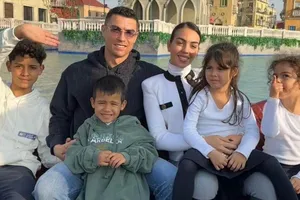Xem hai con gái của Ronaldo hát tiếng... Ả rập