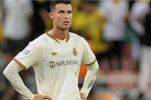 Clip Ronaldo tức giận đá văng chai nước, tháo băng đội trưởng khi Al Nassr mất ngôi đầu