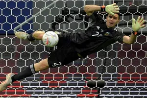 Thủ môn xuất sắc nhất World Cup 2022 bán găng tay kiếm tiền