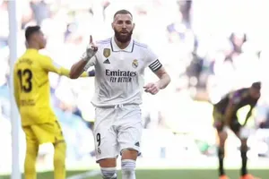 Cú hat-trick trong vòng 7 phút, Benzema vào tốp 3 'vua dội bom'