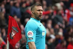 Trợ lý trọng tài Hatzidakis: 'Tôi chỉ gạt tay trúng má'