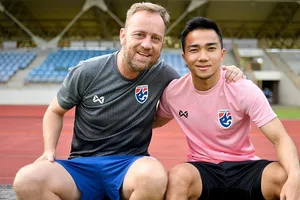 Ba năm, hai ngôi vô địch vẫn... thử việc, đó là HLV Polking