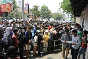 Fan Campuchia xếp hàng nhận vé xem bóng đá miễn phí