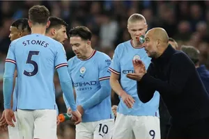Pep Guardiola từ chối hoán đổi vị trí với Arsenal