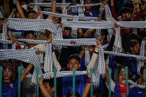 Chùm ảnh fan Campuchia thưởng thức bóng đá ở Phnom Penh