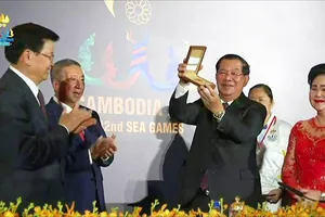 Thủ tướng Hun Sen nhận huân chương cao quý của IOC