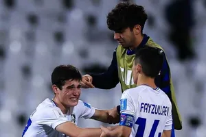 Nhà vô địch châu Á rời giải trong đau đớn