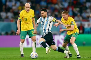 Messi bị “quay” vẫn ghi bàn giúp Argentina thắng Úc