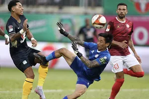 Lucas làm cho Kiatisak phải đứng...ngớ người