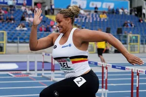 VĐV ném tạ thi chạy vượt rào để cứu đội