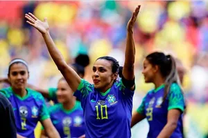 Marta mỏi gối chùn chân, dự World Cup thứ sáu rồi nghỉ
