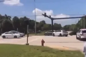 Clip xe chở Messi suýt gặp họa vì vượt đèn đỏ ở Florida