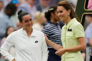 Jabeur nói gì với công nương Kate khi lại thua chung kết Wimbledon?