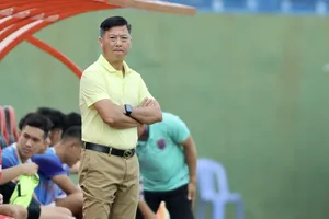 Thầy trò Huỳnh Đức lại thua...Kiatisak mở Champagne mừng trụ hạng