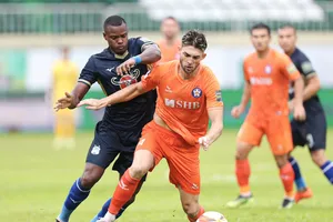 Kiatisak và Khánh Hòa “dìm” SHB Đà Nẵng và CLB TP.HCM vào “hố đen”