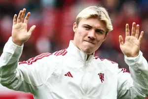 Thú vị cách sắm quân của “Man xanh” và “Man đỏ”