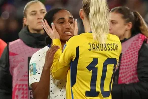 Chùm ảnh tuyển nữ Mỹ sau khi tan vỡ giấc mơ hat-trick vô địch World Cup