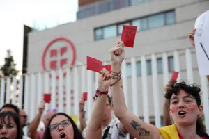 Phụ nữ Tây Ban Nha “rút thẻ đỏ” ông Rubiales