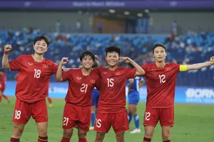 Bích Thùy lập cú đúp, tuyển nữ Việt Nam thắng như ván tennis