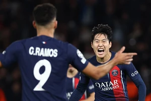 Lee Kang-in ghi bàn, fan chạy vào chạm Mbappe