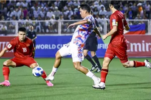 Vì sao ông Troussier đưa “đội hình B” để thắng Philippines?