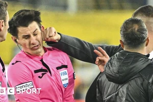 Hoãn giải VĐQG vì chủ tịch CLB tấn công trọng tài