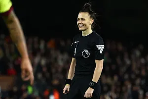 Nữ trọng tài đầu tiên lịch sử ngoại hạng Anh... rất ngầu