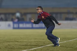 Sự cố của HLV Trần Tiến Đại, tổ trọng tài phối hợp kém