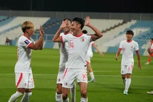 Đánh bại tuyển Trung Quốc 2-1, cựu HLV Triều Tiên của Hong Kong lập kỷ lục mới