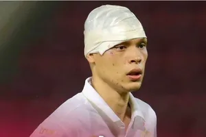 Khâu 19 mũi trước khi lên tuyển Thái Lan đá Asian Cup 2023