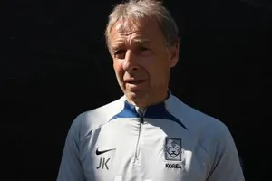 Klinsmann tổ chức cho tuyển Hàn Quốc tưởng niệm Beckenbauer ở Abu Dhabi