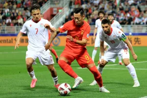 Tuyển Trung Quốc bị Tajikistan cầm hòa trong một trận đấu có thể gây tranh cãi