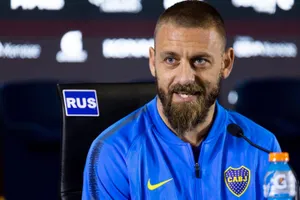 De Rossi ngồi ghế nóng thay Mourinho ở AS Roma