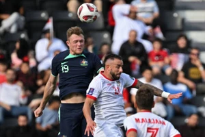 Úc thắng vất vả, vào vòng knock-out Asian Cup