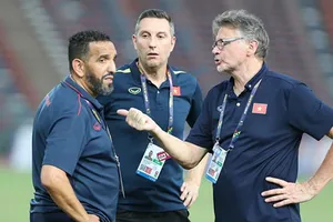 Từ Troussier, Hwang Sun-hong đến Shin Tae-yong vào kế hoạch “vừa xay lúa, vừa bồng em”