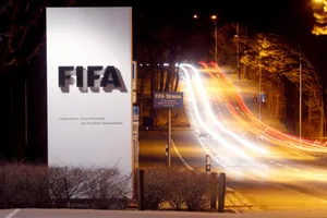 “Tham” quá, FIFA sắp bị kiện vì 'buôn' bóng đá