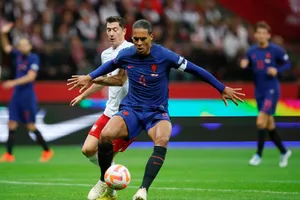 HLV Ronald Koeman mong sát thủ Robert Lewandowski ra sân