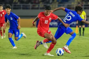 Thầy trò HLV Trần Minh Chiến tạo “cơn mưa đá” cực khủng ở Surakarta