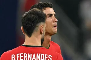 Ronaldo làm màu quá!