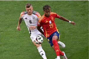 Chủ nhà Đức bị loại sớm quá, trước một Tây Ban Nha lì lợm và bản lĩnh