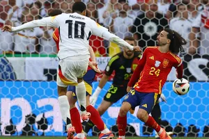 Luật của IFAB quy định thế nào khi Đức không được hưởng penalty?