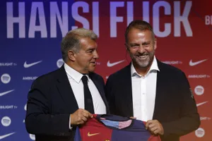 HLV Hansi Flick và chủ tịch Laporta của Barcelona “làm mát lòng” nhau