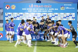 U-17 Hà Nội lần đầu tiên vô địch
