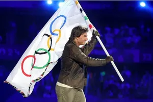 Ngôi sao hành động Tom Cruise gây bất ngờ ở lễ bế mạc Olympic Paris 2024