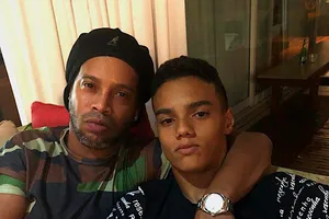 Con trai của Ronaldinho rời Barcelona đến Burnley