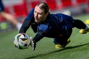 Vì sao Lunhiov bắt chính trận gặp tuyển Việt Nam mà không phải thủ môn Safonov?