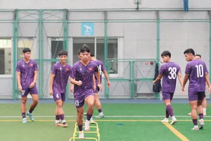 Thầy trò HLV Hứa Hiền Vinh “tọa sơn quan hổ đấu”