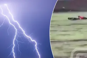 Kinh hoàng sét đánh chết cầu thủ trên sân